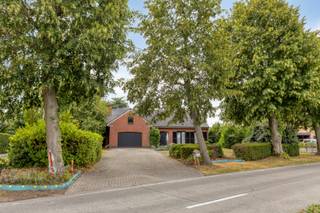 Deze te moderniseren open bebouwing, gebouwd in 1981, ligt gunstig nabij de grens van Duffel met Sint-Katelijne-Waver. <br /><br />Momenteel wordt de woning gebruikt als een laagbouwwoning, met 2 slaapkamers en de badkamer op het gelijkvloers, maar de zolder kan indien gewenst verder omgevormd worden tot minstens 2 extra slaapkamers. Er is verder een ruime inkomhal die toegang geeft tot de lichtrijke woonkamer. Deze staat in verbinding met de eetkamer en een uitgeruste keuken.<br /> <br />Er is een berging en aparte wasruimte voorzien en de woning heeft ook een afzonderlijk gastentoilet. De badkamer is uitgerust met een ligbad. Een grote troef is de ruime, inpandige garage met elektrische poort, en uiteraard de zuidgerichte tuin, waar je kan genieten van de mooie, groene omgeving. <br /><br />Pandenjagers is een innovatief vastgoedkantoor en kiest bewust voor een unieke en transparante aanpak. Bij ons bestaat de totale aankoopprijs altijd uit twee duidelijke onderdelen: de adviesprijs die bovenaan in de advertentie vermeld staat, plus onze vaste commissie van 10.000 euro incl. BTW. Dankzij deze open prijsstructuur krijgt u als koper vanaf het eerste moment een eerlijke inkijk hoe de totale prijs van het pand tot stand is gekomen. <br /><br />Interesse in dit pand? Contacteer ons voor een bezoek via 015/677.000 of info@pandenjagers.be.