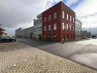 Deze moderne en instapklare kantoorruimte van 491 m² is gelegen op een uitstekende locatie vlakbij de R4 in Evergem. De nieuwbouw op de...