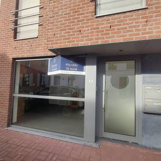Right in the center of Herent, you can find this well-maintained property. There are various possibilities such as a liberal profession, a commercial establishment, or an office space.<br /><br />The property has a large display window on Onze Lieve Vrouwstraat and a large sliding window with a terrace at the back (facing west). Upon entering, you come into the entrance hall with a first toilet. Then you enter the space at the front with the possibility of creating a first office or a waiting room. Here you will also find a storage room and the hallway that gives access to 2 practice rooms/offices. The property has an EPC C label and its own meters.<br /><br />If desired, a parking space can be rented in a nearby underground parking lot.<br />The property is available from 01/08/2026. Rent: 90 euros + 115 euros (of which €75 for general costs & €40 for electricity).<br /><br />For more information or a visit, please contact polares.eu!