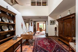 <p><strong>Verrassend ruime gezinswoning met o.a. 3 tot 4 slaapkamers en een dubbele inpandige garage. </strong><strong>Dit alles is gelegen op een prachtig perceel van ca. 1.972 m² met ideale oriëntatie, volledige privacy, en een uitermate rustige, unieke en residentiële ligging – in een straat waar enkel bewonersverkeer komt. En toch bereikt u op slechts enkele minuten het gezellige dorp van Oud-Turnhout en de E34 richting Antwerpen (±40 min) of Eindhoven (±20 min). Met een gunstige EPC-score van 152 kWh/m²/j — label B.<br /><br /></strong><span>Gelijkvloerse verdieping:</span> Via de zeer ruime en uitnodigende inkomhal betreedt u deze woning. De hal biedt voldoende plaats voor een vestiaire en geeft toegang tot een apart gastentoilet met handwasser. Vanuit de inkomhal bereikt u zowel de leefruimte als de keuken. De lichtrijke woonkamer is bijzonder ruim en opgedeeld in een gezellige eetkamer en een aangename zithoek met sfeervolle houthaard. Vanuit de leefruimte is er bovendien rechtstreekse toegang tot het gezellige overdekte terras, waar men in alle rust kan genieten van het zicht op de tuin.<br /><br />De keuken is praktisch ingericht en voorzien van de nodige toestellen, waaronder een kookvuur, oven en vaatwasser. Daarnaast beschikt ze over voldoende kastruimte. Aansluitend bevindt zich een praktische wasruimte, die tevens toegang biedt tot de tuin. Verder beschikt de gelijkvloerse verdieping over een inpandige dubbele garage, wat zorgt voor extra comfort en praktische bergruimte.<br /><br /><span>Eerste verdieping:</span> Vanuit de ruime inkomhal leidt de open trap naar de eerste verdieping. Dankzij de vide en de open verbinding met de hal blijft het contact tussen de verschillende niveaus mooi behouden, wat zorgt voor een bijzonder ruimtelijk en luchtig gevoel. Op deze verdieping bevindt zich de masterbedroom met aansluitende ensuite badkamer, uitgerust met een toilet, dubbele wastafel, bidet, ligbad en douche. Vanuit de badkamer is er bovendien rechtstreekse toegang tot een praktische wasplaats.<br /><br />Verder is er een tweede slaapkamer met ingemaakte kasten en een wastafel. Tot slot beschikt deze verdieping over een grote polyvalente ruimte, momenteel ingericht als bureau/kantoor met een gezellige zithoek. Deze ruimte biedt tal van mogelijkheden en kan desgewenst worden omgevormd tot extra kamers.<br /><br />Vanuit de nachthal is er eveneens toegang tot een balkon/terras.<br /><br /><span>Buitengebeuren:</span> De woning is gelegen op een prachtig aangelegd perceel met ideale zuidoostelijke oriëntatie, waar rust, groen en privacy centraal staan. De tuin wordt gekenmerkt door volwassen bomen en een groene, verzorgde aanleg. Verder beschikt het perceel over zowel een overdekt terras als een bijkomend terras met zonneluifel, waardoor er meerdere gezellige plekjes zijn om van de tuin te genieten. Tot slot is er een praktische tuinberging aanwezig, ideaal voor het opbergen van tuinmateriaal.<br /><br /><span>Bijzonderheden:<br /></span>- Centrale verwarming op aardgas d.m.v. radiatoren<br />- Zeer gunstige EPC-score: 152 Kwh/m²/j (label B)<br />- Kelder<br />- Woning is voorzien van rolluiken<br /><br />Neem een kijkje doorheen dit eigendom: https://visithome.ai/E589eaTB5yKHWPvtKikECq?mu=m</p>