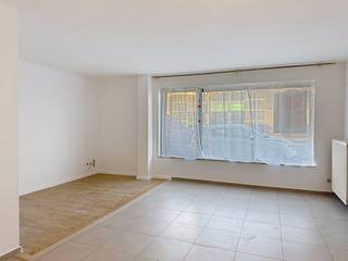 Dit gelijkvloers appartement te koop is gelegen langs de Elisabethlaan te Oostende. Dankzij de centrale ligging bevindt u zich op wandelafstand van het strand, de zee en het bruisende stadscentrum van Oostende met al zijn winkels, restaurants en culturele hotspots. Indeling: - inkomhal- leefruimte met open geïnstalleerde keuken (spoeltafel, keramische kookplaat, frigo, oven en vaatwas)- berging met aansluiting voor wasmachine - badkamer voorzien van een badkamermeubel, lavabo en inloopdouche - slaapkamer 1 (10m²) met toegang tot het prachtig zonnige terras (40m²)- slaapkamer 2 (6m²)Bovendien kan u gebruik maken van de gemeenschappelijke fietsenberging in het gebouw. Pluspunten: - centrale ligging- EPC B- zonnig terras- recent gebouwInteresse in een gelijkvloers appartement met ruim terras? Aarzel niet en plan uw bezoek!
