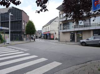 <p>Centraal gelegen gelijkvloerse kantoorruimte</p><p>Deze centraal gelegen gelijkvloerse kantoorruimte combineert een professionele uitstraling met een praktische en efficiënte indeling en maakt deel uit van een verzorgd en goed onderhouden appartementsgebouw. Het pand is bijzonder geschikt voor vrije beroepen, zelfstandigen of kleine ondernemingen die op zoek zijn naar een instapklare en representatieve werkplek.</p><p>De kantoorruimte verkeert in uitstekende staat van onderhoud en beschikt over een aangename inkom met balie en wachtplaats, twee afzonderlijke kantoren die optimale rust en privacy bieden, een aparte vergaderzaal, een moderne keukenruimte met refterfunctie, een volledig uitgerust sanitair gedeelte en een praktische berging. Dankzij deze doordachte indeling kan de ruimte onmiddellijk in gebruik worden genomen zonder bijkomende investeringen.</p><p>Door de gelijkvloerse ligging en de centrale locatie is het kantoor vlot bereikbaar en gemakkelijk toegankelijk voor zowel cliënten als medewerkers. Dit maakt van deze eigendom een interessante opportuniteit voor wie zichtbaarheid, comfort en functionaliteit wenst te combineren.</p><p>Deze eigendom wordt aangeboden via het verkoopproces via het online biedingsplatform COVAST. De vermelde prijs betreft een startprijs. Als koper betaalt u de commissie op de uiteindelijke aankoopprijs.</p>