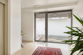 Ruim en goed onderhouden appartement met twee volwaardige slaapkamers, een aangenaam terras en een autostaanplaats in de ondergrondse parkeergarage. Dankzij het gunstige EPC en de conforme elektriciteit is het appartement helemaal klaar voor de toekomst. Momenteel is het verhuurd, waardoor het ook een interessante opportuniteit is voor investeerders.<br /><br />=> Liggin<br />Gelegen aan de Acht Meilaan, op een centrale locatie in hartje Maaseik. Winkels, horeca, scholen en andere dagelijkse voorzieningen bevinden zich op wandelafstand. Ook de Markt en het gezellige stadscentrum zijn vlakbij.<br /><br />=> Gelijkvloers<br />- Gemeenschappelijke inkomhal met toegang tot de lift<br />- Inkomhal met apart gastentoilet met lavabo<br />- Ruime leefruimte met parketvloer<br />- Veel natuurlijk lichtinval door de grote raampartij <br />- Het gezellig terras is te bereiken via het schuifraam in de leefruimte, tevens voorzien van zonneluifel<br />- Open keuken is praktisch ingedeeld en voorzien van het nodige comfort<br /><br />=> Verdieping<br />- Overloop met apart toilet en toegang tot de verschillende kamers<br />- Ruime slaapkamer met parketvloer<br />- Betegelde badkamer met ligbad, douche en dubbele lavabo in badkamermeubel<br />- Tweede slaapkamer, wordt momenteel gebruikt als bureelruimte<br /><br />=> Kelder<br />- Het appartement beschikt over een kelderberging en autostaanplaats, te bereiken via de inrit langs de Acht Meilaan <br /><br />=> Indeling<br />- Gelijkvloers: gemeenschappelijke inkomhal met lift, inkomhal met apart toilet, woonkamer met open keuken, berging/opbergruimte<br />- Verdieping: overloop, apart toilet, twee slaapkamers, berging/wasplaats<br />- Kelder: kelderberging nr.4, autostandplaats nr.4