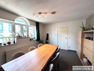 <p>Zeer groot appartement op een boogscheut van Mechelen centrum<br />Dit super toffe appartement ligt helemaal in het begin van Nekkerspoel op 3 min fietsen van het centrum van Mechelen. Het is een top uitvalsbasis maar biedt ook voldoende rust van zodra je thuiskomt in de woning! <br /><br />Op de tweede verdieping van dit kleinschalige gebouw bevindt zich dit toffe appartement met een grote en gezellige leefruimte, aansluitende keuken, badkamer met ligbad-douche combinatie, dubbele lavabo, toilet en aansluitingen voor wasmachine. Er zijn ook 3 slaapkamers waarvan eentje met trapluik naar de grote zolder die voor een groot deel afgewerkt is en dus nog kan gebruikt worden als hobbykamer. <br /><br />Een ideaal appartement voor mensen die graag dichtbij alles willen wonen met heel veel woonruimte en veel opbergruimte.<br />Dankzij de goede ligging ben je snel op de stadsring, R6, Tangent en autosnelwegen, alsook met de fiets ben je snel in het centrum of aan supermarkten, apothekers, ... <br />Beschikbaar op 01/08/2026<br />Er zijn geen vaste maandelijkse kosten, éénmaal per jaar wordt er een afrekening opgemaakt van de electriciteit van de gemeenschappelijke delen.<br />EPC C</p>