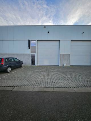 KMO-UNIT 18 VAN 186M² IN HET BEDRIJVENPARK KALLISTO TE KINROOI.Kenmerken:- oppervlakte: 186m²- vrije hoogte: 6m- sectionaalpoort- 2 parkingsEXTRA...