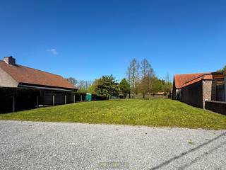 <strong>RUIM VILLAPERCEEL (1.603M²)</strong> op een <strong>VLOT BEREIKBARE LIGGING</strong> in <strong>WAREGEM</strong>, aan de Nokerseweg. Dit bouwperceel van biedt u een mooie opportuniteit voor het realiseren van een <strong>VRIJSTAANDE, LUXUEUZE OPEN BEBOUWING</strong> in een aangename, <strong>RESIDENTIËLE OMGEVING.</strong> Met een <strong>GEVELBREEDTE VAN 10,22M</strong> en een <strong>BOUWDIEPTE VAN 20M</strong> op het gelijkvloers geniet u hier van interessante bouwmogelijkheden. De ligging combineert een <strong>VLOTTE BEREIKBAARHEID</strong> met de nabijheid van <strong>SNELWEGEN</strong>, winkels, scholen en andere dagelijkse voorzieningen. Voorschriften en plan <strong>OP AANVRAAG</strong>.<br /><br /><br />Adres: Nokerseweg 103 te Waregem<br /><br />Geen bouwverplichting. P-score:
