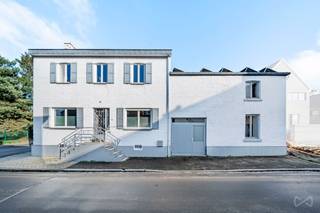 We Invest Luik en Cyril Morel (0499/36.01.12) stellen u deze ruime woning voor, ideaal gelegen in Juprelle. Met haar grote volumes en veelzijdige indeling is deze woning perfect geschikt voor een groot gezin of voor iedereen die een aparte leefruimte binnen de woning wenst.
Op het gelijkvloers ontdekt u twee ruime woonkamers die naar wens kunnen worden ingericht, evenals een moderne en functionele keuken. Op de eerste verdieping beschikt de woning over vier slaapkamers, waarvan twee met een eigen badkamer, een derde badkamer en een extra ruimte die kan dienen als dressing of kan worden omgevormd tot een vijfde slaapkamer. Dit alles biedt een optimaal wooncomfort.
De woning is verder uitgerust met twintig fotovoltaïsche zonnepanelen, PVC-ramen met dubbele beglazing, een stookolieverwarming en een houtcassette die voor een warme en gezellige sfeer zorgt in de leefruimte. Een garage, twee boxen, een tuin en een binnenplaats met plaats voor twee voertuigen maken het geheel compleet.
Deze woning combineert ruimte, comfort en functionaliteit in een aangename omgeving. Voor meer informatie of om een bezoek te plannen, kunt u ons contacteren via 0499/36.01.12.