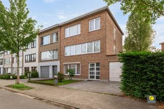 Verzorgde halfopen bebouwing met zuidgerichte tuin nabij centrum AartselaarDeze instapklare en lichtrijke halfopen bebouwing met 4 à 5 slaapkamers is...