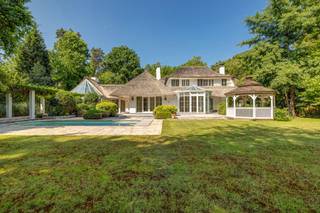 <strong>Op een van de meest prestigieuze lanen voor het dorp van Schilde, vindt u deze charmante, instapklare en lichtrijke riet gekapte villa met verwarmd zwembad . Gelegen op een magnifiek perceel van 3.750m², omgeven door groen en toch centraal nabij de dorpskern biedt deze eigendom een uitzonderlijke combinatie van rust en comfort.</strong><br /><br />Bij binnenkomst via de INKOMHAL op prachtige Franse marmer treft u een apart GASTENTOILET en een VESTIAIRE. Een dubbele deur leidt naar de ruime en lichtrijk WOONKAMER met gashaard en de indrukwekkende LEEFRUIMTE, opgedeeld in een ZITHOEK, SALON en EETKAMER, allen op PARKETVLOER. Dankzij de grote glazen ERKERS en raampartijen geniet u van een panoramisch zicht op de TUIN, de aangelegde TERRASSEN en het verwarmd zwembad. <br />Aansluitend aan de leefruimte betreedt u via een dubbele glazen deur in smeedijzer de volledig geïnstalleerde lichtrijke LEEFKEUKEN met kookeiland, ontbijthoek, veel opbergkasten en moderne Miele-toestellen.<br />Een apart BUREAU met aparte inkom en een WELLNESS op polybeton met douche, sauna, wastafel, toilet en bovenliggende relaxruimte maken van deze villa een exclusieve parel.<br /><br />Er is tevens een dubbele GARAGEBOX met ingemaakte kasten en automatische toegangspoort. Daarnaast is er een ruime oprit met plaats voor meerdere wagens.<br /><br />Een elegante houten trap leidt via de inkomhal naar de eerste verdieping. De overloop op parket geeft toegang tot de verschillende slaapkamers en apart toilet.<br />De MASTERBEDROOM heeft een ensuite walk-in DRESSING en ingerichte BADKAMER voorzien van een ligbad, inloopregendouche, dubbele wastafel in een meubel, een toilet en een handdoekdroger . Een tweede ruime SLAAPKAMER met ingemaakte kasten en DOUCHEKAMER en de derde SLAAPKAMER met ingemaakte kasten en een badkamer met een ligbad, douche en lavabo in een meubel. <br /><br />Geniet in alle privacy van de zonnige tuin met verschillende aangelegde TERRASSEN, verwarmd zwembad en wellness. Deze buitenruimte biedt de perfecte setting voor ontspanning, zomerse barbecues en gezellige avonden. Beleef het ultieme vakantiegevoel zonder uw huis te verlaten.
<p>Tot slot beschikt de woning over een kelder voor extra bergruimte. <br /><br /></p>
<strong>BIJZONDERHEDEN: </strong><br />* Charmante villa met rieten dak op prachtig perceel 3.750m² <br />* Overal dubbele beglazing aanwezig (deels inbraakwerend glas), alarm, asbestveilig<br />* Verwarmd zwembad 11,5m x 4m <br />* Afzonderlijke diensteningang<br />* Inpandige dubbele garage, oprit voor meerdere wagens, kelder