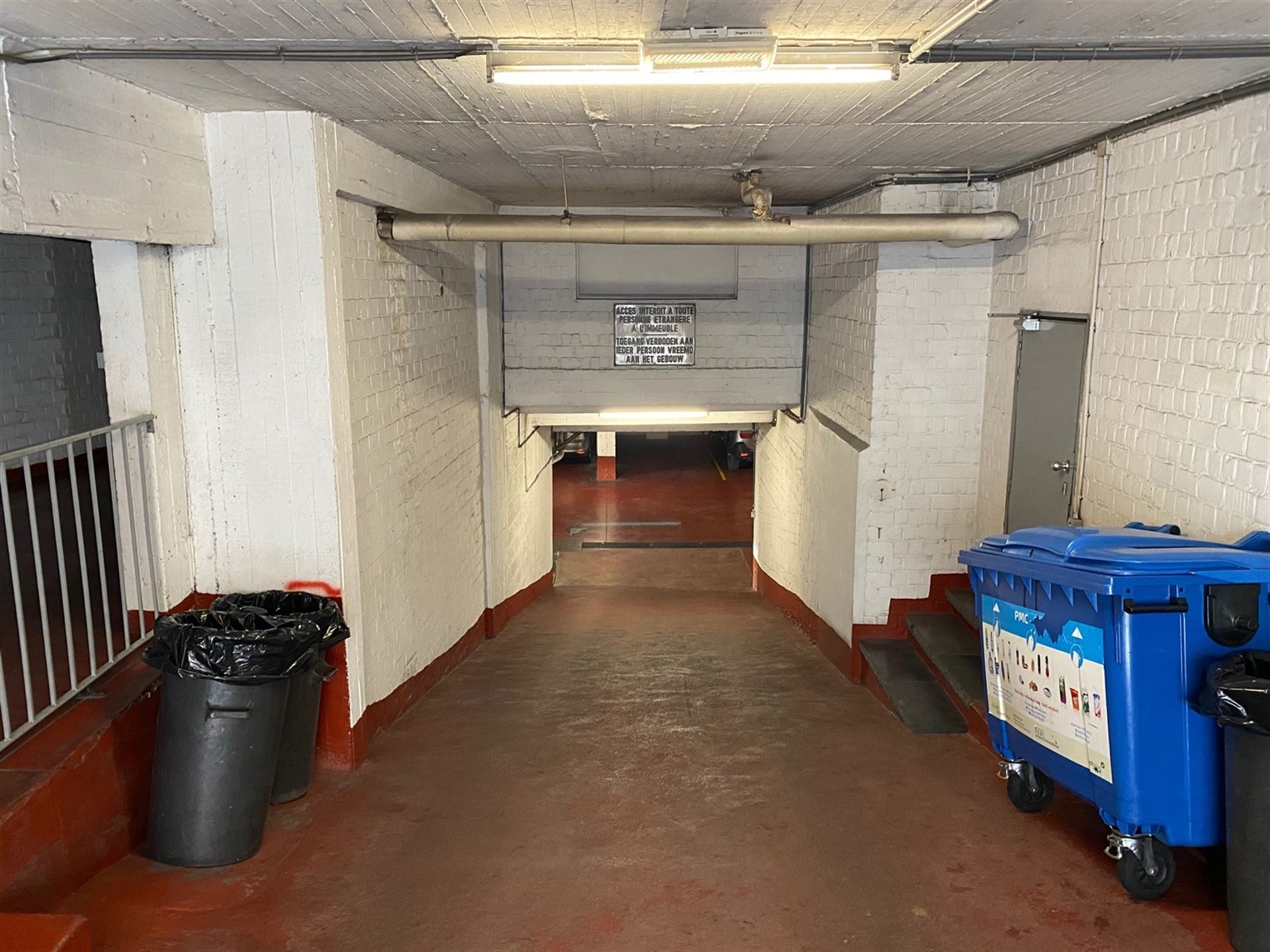 Emplacement de voiture dans un immeuble, bien situé dans le quartier CEE. - photo 2
