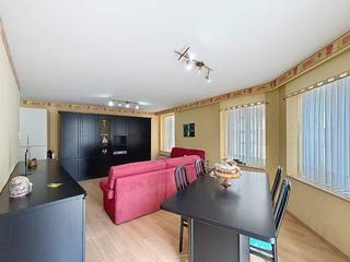 Gemeubileerde studio te koop gelegen op de 3de verdieping, het gebouw is voorzien van een lift. Deze studio heeft een aparte slaaphoek en heeft een terras/balkon.Dit pand is onderworpen aan de renovatieverplichting van de Vlaamse overheid voor residentiële gebouwen (behoudens bij sloop binnen 5 jaar na de aankoop). Consulteer voor meer informatie de website van het Vlaams Energie- en Klimaatagentschap via https://www.vlaanderen.be/een-woning-kopen/renovatieverplichting-voor-residentiele-gebouwen