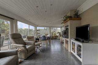 <p>Welkom in deze charmante woning te Herselt, waar comfort en stijl samenkomen in een zeer groene omgeving. Dit huis biedt een ruime leefruimte met een warme en uitnodigende sfeer. De ruime keuken, voorzien van veel werkblad en kastruimte, is een droom voor elke kookliefhebber.</p><p>Geniet van de rust in de lichte en open woonkamer, perfect voor gezinsontspanning of het ontvangen van gasten. De grote raampartijen laten volop natuurlijk licht binnen, waardoor de ruimte altijd helder en vrolijk aanvoelt.</p><p>Deze woning telt 2 badkamers waarvan 1 voorzien met een ligbad op het gelijkvloers met een groot en zeer gerieflijk lavabomeubel. Naast de badkamer op het gelijkvloers kunt u het eerste van twee toiletten terugvinden.</p><p>De stijlvolle tweede badkamer op de 1ste verdieping is uitgerust met dubbele wastafels, toilet en een comfortabele inloopdouche, ideaal voor uw dagelijkse routine. Het huis beschikt ook over een handige wasruimte (ook uitgerust met douche) die veel extra opbergruimte biedt.</p><p>Buiten vindt u een ruim terras met indien u dit wenst een prachtig uitzicht op de groene omgeving, een ideale plek voor buitenmaaltijden of om eenvoudigweg te ontspannen. De indeling van de op te frissen tuin laat veel vrijheid voor persoonlijke invulling, of het nu gaat om tuinieren of het creëren van een speelruimte (zwembad, schommel, trampoline) voor kinderen.</p><p>Met parkeergelegenheid voor 5 wagens voor de deur, biedt dit huis u alle mogelijkheden privé als gecombineerd met een zelfstandige zaak. De ligging, de oriëntatie, het uitzicht, de binnen en buiten ruimte en het natuurlijk licht zijn maar enkele van de vele troeven die deze woning u te bieden heeft.</p><p>Wacht dus niet te lang en kom en ontdek het enorme potentieel van deze unieke woning in Herselt.</p><p><i><strong>Voor meer info en een helder bezoek mag u Bert telefonisch contacteren op het nummer 0496/33.24.56 en mailen naar Bert@maximm.be.</strong></i></p>