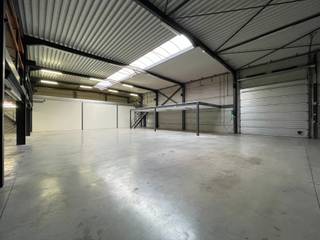 Uitstekend gelegen magazijn van 767 m², waarvan 323 m² mezzanine, met een strategische ligging en uitstekende zichtbaarheid vanaf de E17. De op- en afrit Kruishoutem bevindt zich op slechts 800 meter.<br />Het magazijn beschikt over een vrije hoogte van 6 meter, een automatische sectionale poort, polybetonvloer en lichtstraat. Daarnaast is er circa 600 m² buitenruimte beschikbaar<br /><br />Contacteer Henry Van Tornhout voor bijkomende inlichtingen, plannen of een vrijblijvend plaatsbezoek via 0474 13 37 93 of via henry@kmovastgoed.be