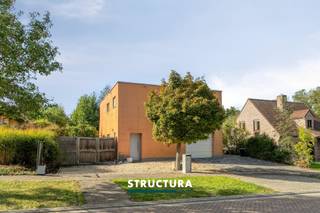 Deze villa is gelegen in Mollem in een rustige, aangename woonwijk, tenmidden van natuur en bos en beschikt over een bewoonbare oppervlakte van ca. 240 m² op een perceel van 1.764 m². Dankzij de ruime indeling, volledige onderkeldering en tuin biedt de woning verschillende mogelijkheden.De woning presenteert zich als een moderne constructie met een opvallende oranje gevel en een bijbouw. Dit eigentijdse design combineert stijl met functionaliteit en vormt een authentieke uitstraling. De grote glasoppervlakken brengen overvloedig natuurlijk licht naar binnen en creëren een aangenaam leefklimaat.Kenmerken:•Bewoonbare oppervlakte: ca. 240 m²•Perceeloppervlakte ruim 17 are •4 slaapkamers•Bureelruimte op gelijkvloers •1 badkamer- 2 toiletten • Wasberging op slaapniveau •Leefruimte met open haard•Keuken met zicht op de tuin•Volledig onderkelderd - 140m² - 2m10 plafondhoogte•Garage en bijkomende bergruimte•Tuin met serre, moestuinbakken, vijver en terras•Gelegen in een landelijke omgeving in Mollem•Tuin tevens bereikbaar via losweg langs achterzijde •Vernieuwde cv op aardgas anno 2026• Dakterras 30m² met panoramisch zicht op natuur en bos• Grote tuin van 1200m² met mogelijkheid voor het houden van dieren, toegankelijk via losweg• SCHOLEN: Kleuter -en lagere school op 800m - secundaire scholen op 4km in Asse, 4 km in Merchtem• TREINSTATION in Mollem op wandelafstand met goede verbindingen tav Brussel én Dendermonde• Rondom de woonwijk: verschillende wandel-en fietsroutes én fietsstrade naar Brussel• Centraal DOMOTICA systeem (bediening van rolluiken, verlichting, verwarming)• Centraal luchtventilatie systeem "Masser"• Regenwaterreservoir met recuperatie systeemDeze woning is een zeldzame combinatie van moderne comfort en ruimte in een natuurlijke omgeving. Meer info of bezoek op 02.460.80.46 of info@structura.be