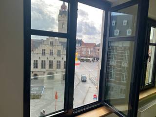 Ruim en lichtrijk appartement te huur met topligging in het centrum van Dendermonde, recht tegenover de Grote Markt. De grote leefruimte biedt...
