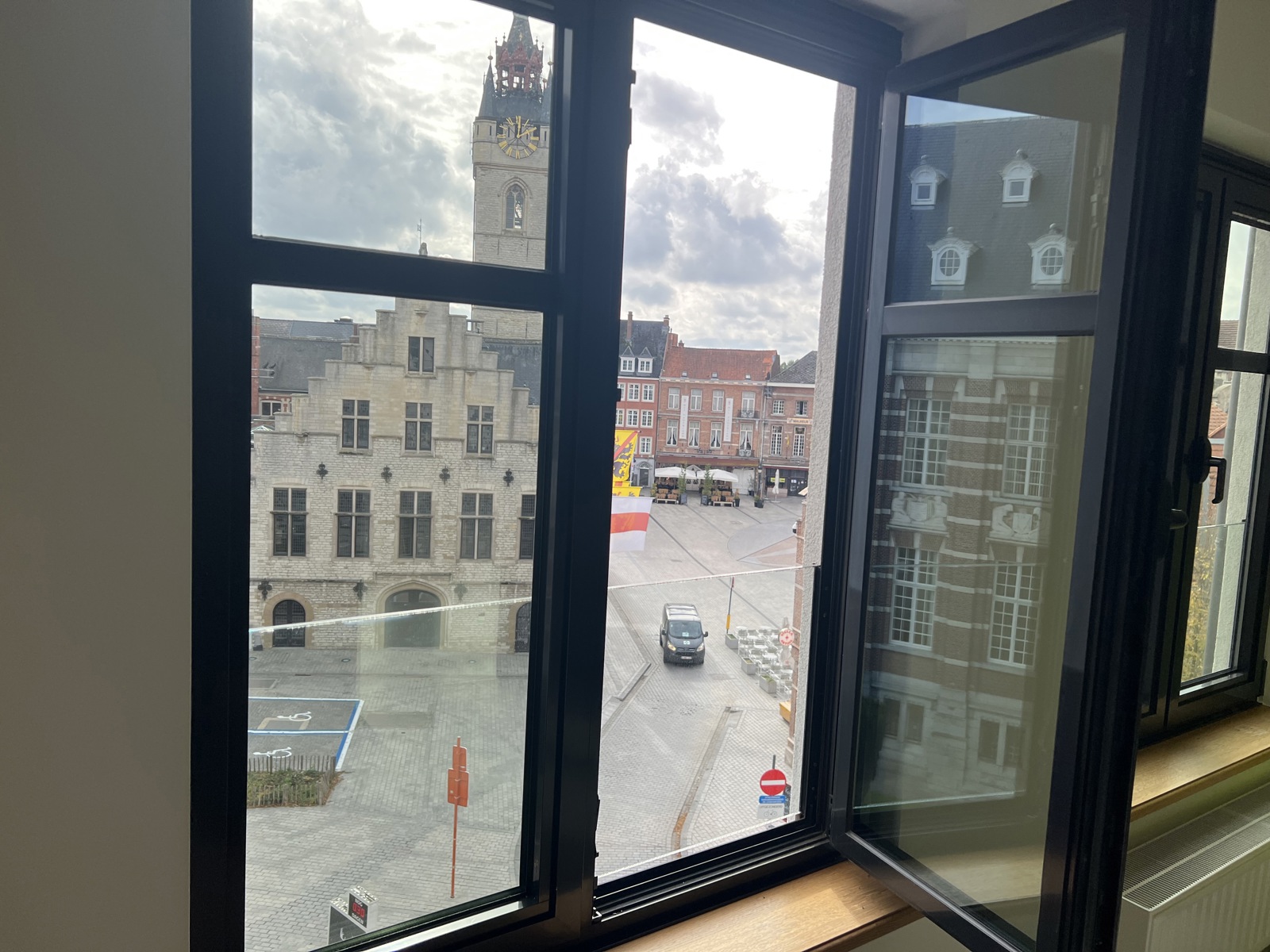 Ruim appartement met uniek uitzicht op de Grote Markt van Dendermonde - foto 3