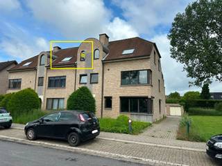 Cet appartement en duplex est situé dans un quartier calme et verdoyant, à quelques pas des commerces et des transports en commun.Il y a un ascenseur...
