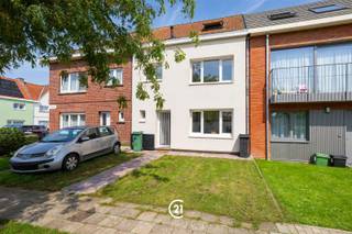 <p>Op zoek naar een instapklare woning op een rustige ligging, vlak bij het centrum? Dan is deze woning in de Nijverheidslaan 20 te Ninove zeker een bezoek waard!</p><p>De woning beschikt over een ruime en gezellige leefruimte, drie slaapkamers waarvan één op de zolderverdieping met een extra douchekamer, en een praktische kelder.</p><p>Buiten geniet u van een aangename tuin met een ruim, zuidgericht terras, ideaal om volop te genieten van de zon. Dankzij de ligging in een rustige woonwijk, vlak bij het centrum van Ninove, bevinden winkels, scholen, openbaar vervoer en andere voorzieningen zich binnen handbereik.</p><p>Een ideale gezinswoning die comfort, ruimte en een gunstige ligging combineert!</p><p>Voor meer informatie of een bezoek, contacteer ons kantoor!</p>