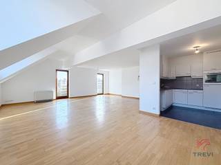 <p><strong>ANDERLECHT, rustige woonwijk vlak bij het openbaar vervoer, winkels, restaurants en groenvoorzieningen. Mooie en ruime duplex met een woonoppervlakte van ± 157 m². Het bestaat uit een mooie leefruimte van ± 48 m², een halfingerichte keuken, een doucheruimte + toilet, een badkamer met douche, 1 apart toilet, 4 slaapkamers (waarvan één met eigen badkamer), een wasruimte, een kelder en een parkeerplaats voor 100 €/maand (VERPLICHT). PERFECT VOOR EEN WOONGEMEENSCHAP. Direct beschikbaar! Vaste kosten: 100 €/maand (gemeenschappelijk). EPC: F 54 kg CO²/(m²,jaar)*. Afmetingen ter indicatie.</strong></p>
<p></p>
<p><b><u>Op de 5<sup>e</sup> verdieping</u></b></p>
<ul>
<li>Grote inkomhal, met opbergruimte.</li>
<li>Aparte wc</li>
<li>Woonkamer van ± 48 m² met toegang tot een balkon van ± 7 m² op het westen</li>
<li>Halfingerichte open keuken (oven, kookplaat, afzuigkap, koelkast, kleine vriezer en ruimte voor vaatwasser)</li>
<li>Wasruimte met aansluitingen voor wasmachine en droger</li>
<li>Slaapkamer 1: ± 26 m² (5,32 x 4,90 m) met toegang tot het balkon en aangrenzende badkamer, met douche en dubbele wastafel.</li>
</ul>
<p><b><u>Op de 6<sup>e</sup> verdieping</u></b></p>
<ul>
<li>Slaapgedeelte</li>
<li>Doucheruimte met toilet</li>
<li>Slaapkamer 2: ± 16 m² (4,15 x 3,69 m)</li>
<li>Slaapkamer 3: ± 13,5 m² (6,94 x 2,05 m)</li>
<li>Slaapkamer 4: ± 18 m² (2,50 x 6,74 m)</li>
</ul>
<p>Kelder nr. 408 op -1</p>
<p>Parkeerplaats voor 100 €/maand <b>VERPLICHT</b></p>
<p>Vaste kosten 100 €/maand (gemeenschappelijk)</p>