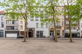 <strong>Uniek handelsgelijkvloers met 17de-eeuwse historiek.</strong><br /><br />Bent u op zoek naar een commerciële ruimte met een ziel? Gelegen aan het levendige en heropgewaardeerde Falconplein, bieden wij dit bijzondere handelsgelijkvloers aan. Een pand waar moderne mogelijkheden en Antwerpse geschiedenis naadloos in elkaar overvloeien.<br /><br /><strong>Indeling:</strong><br />Het pand beschikt over een <strong>lichtrijke handelsruimte</strong> aan de straatzijde van ca. 40 m², ideaal als winkel, kantoor of praktijkruimte. <strong>Grote raampartijen</strong> zorgen voor een <strong>uitstekende visibiliteit</strong> in deze opkomende buurt nabij het Eilandje en de binnenstad.<br />De absolute eyecatcher bevindt zich ondergronds. Via een vaste trap bereikt u een kelderruimte van eveneens 40 m². Deze <strong>authentieke gewelfde kelder</strong> dateert uit de <strong>17de eeuw</strong> en maakte oorspronkelijk deel uit van het voormalige Falcontinnenklooster. Net als de naastgelegen monumentale Falconpoort, ademt deze ruimte pure historie uit. Perfect als sfeervolle stockageruimte, wijndegustatie of unieke presentatieruimte.<br />Via een gang met gastentoilet bereikt u de nog in te richten keukenruimte, ideaal voor een koffiehoek of personeelsruimte.<br /><br /><strong>Locatie</strong><br />Gelegen direct naast de historische <strong>Falconpoort</strong>, geniet dit pand van een strategische ligging tussen de <strong>Scheldekaaien</strong>, het <strong>MAS</strong> en de <strong>bruisende binnenstad</strong>. Het Falconplein is de laatste jaren getransformeerd tot een hippe hotspot met een mix van kwalitatieve horeca en creatieve ondernemingen.