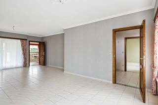 <p>Op een uitstekende locatie, op wandelafstand van het centrum van Sint-Lenaarts, bevindt zich deze verzorgde en degelijke gelijkvloerse woning uit 1991. De woning verkeert in zeer goede staat en is gelegen op een perceel van ca. 741 m².</p>
<p>Met een bewoonbare oppervlakte van ca. 187,50 m², inclusief de inpandige garage, biedt deze woning een comfortabele indeling en bovendien nog extra uitbreidingsmogelijkheden dankzij de ruime zolder, die via een vaste trap vanuit de garage bereikbaar is en verder kan worden ingericht.</p>
<p>Bij het betreden van de woning komt u in de inkomhal, die toegang geeft tot de ruime en lichtrijke leefruimte met grote raampartijen. Aansluitend bevindt zich de veranda, waar u het hele jaar door kunt genieten van een mooi zicht op de tuin. Vanuit zowel de veranda als de keuken kijkt u uit op de verzorgde achtertuin. Naast de keuken bevindt zich een praktische, koele berging.</p>
<p>Via de nachthal bereikt u drie volwaardige slaapkamers, een apart gastentoilet en een ruime badkamer, uitgerust met een ligbad, douche en dubbele wastafel, alsook de kelder. Verder is er een praktische wasplaats met een tweede toilet en een rechtstreekse doorgang naar de inpandige garage.</p>
<p>Een bijzondere troef is het perceel bouwgrond dat zich rechts naast de woning bevindt. Dit perceel maakt vandaag deel uit van de tuin, waardoor het geheel momenteel een totale oppervlakte heeft van ca. 1.091 m². Het bouwperceel kan optioneel worden aangekocht voor een prijs van € 179.000,00, wat interessante mogelijkheden biedt voor de toekomst, zowel voor eigen gebruik als investering.</p>
<p></p>