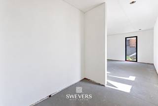 Voor meer info en foto’s, surf naar www.swevers.be – PROJECT MINERA - Aan de Koolmijnlaan 69 bus 0.3 in Houthalen vindt u dit gelijkvloerse nieuwbouwappartement met een bewoonbare oppervlakte van 122 m². Het project wordt opgeleverd in 2026/2027 en combineert een hedendaagse afwerking met een praktische indeling en een centrale ligging. De leefruimte van 21 m² sluit mooi aan op de royale keuken van 30 m², waardoor koken, eten en ontspannen één aangenaam geheel vormen. Er zijn drie slaapkamers van 16,20 m², 10,5 m² en 9,5 m². Hierdoor is er voldoende ruimte voor een gezin, een bureau of een logeerkamer. Verder beschikt het appartement over een comfortabele badkamer en een praktische berging. Extra troef zijn de twee terrassen van elk 12m², ideaal om op verschillende momenten van de dag van de buitenlucht te genieten. Het appartement beschikt daarnaast over een rechtstreekse privatieve toegang. Daarnaast beschikt het gebouw over een lift, zonnepanelen en warmtepompen. De kelder biedt parkeerplaatsen en extra bergingen die optioneel bij aan te kopen zijn. Ook de locatie is praktisch: winkels liggen op circa 500 meter, openbaar vervoer op 180 meter en de snelwegen op ongeveer 1,5 km. Scholen, restaurants en ontspanningsmogelijkheden bevinden zich op circa 2 km. Een ruim en modern appartement met drie slaapkamers, twee terrassen en alle comfort om zorgeloos te wonen in Houthalen. Voor meer informatie, bel 011 255 155. Prijs exclusief 21% BTW en exclusief andere belastingen en toeslagen: 325.000 euro<br />Prijs inclusief 21% BTW, exclusief andere belastingen en toeslagen: 382.330 euro