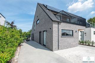 Ontdek deze instapklare halfopen bebouwing uit 2020, gelegen op een absolute toplocatie: rustig en met een prachtig uitzicht op het water én de...