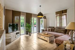 Deze charmante woning is rustig gelegen in een doodlopende straat en biedt een aangename combinatie van ruimte en comfort. Met vier slaapkamers, een inpandige garage en een grote tuin is dit een ideale gezinswoning met tal van mogelijkheden.<br /><br />Indeling: Gelijkvloers: Via de inkomhal met vestiaire en gastentoilet met handenwasser komt u in de gezellige woonkamer. Aansluitend bevindt zich de eetkamer met een schuifraam dat rechtstreeks toegang geeft tot het terras en de ruime tuin. De geïnstalleerde keuken sluit hier praktisch op aan. Daarnaast beschikt de woning over een bergkamer met aansluitingen voor wasmachine en droogkast welke een rechtstreekse toegang geeft tot de inpandige garage.<br /><br />Eerste verdieping: De nachthal geeft toegang tot drie slaapkamers. De eerste slaapkamer is momenteel ingericht als dressing maar kan uiteraard opnieuw als volwaardige slaapkamer worden gebruikt. Verder bevinden zich hier nog twee slaapkamer en de badkamer, uitgerust met een lavabomeubel, ligbad, aparte douche en toilet.<br /><br />Tweede verdieping: De tweede verdieping beschikt over een ruime vierde slaapkamer, ideaal als master bedroom, tienerkamer of polyvalente ruimte.<br /><br />Troeven: Rustig gelegen in een doodlopende straat - 4 slaapkamers - Ruime tuin met terras - Inpandige garage<br /><br />Een woning met een aangename ligging en een praktische indeling, ideaal voor wie op zoek is naar een ruime gezinswoning met tuin en garage.<br /><br />Bewoonbare oppervlakte: 169m² volgens het EPC-attest.