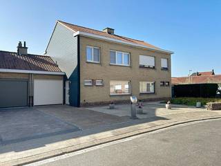 Energiezuinige woning in een rustige buurt, bestaande uit een inkomhal met gastentoilet en vestiaire, een gezellige leefruimte met eet- en...