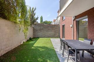 Recent appartement met 2 slaapkamers, autostaanplaats en zuidwestterras – nabij centrum Leuven<br />Dit instapklare appartement uit 2015 combineert comfort, energiezuinigheid en een uitstekende ligging. Alles is afgewerkt met kwalitatieve materialen.<br />Troeven:<br />Energiezuinig: hoogrendements-gasketel, ventilatiesysteem en veiligheidsdeur<br />Gelegen in een kleinschalig gebouw, op 2 minuten van de E314 en op wandelafstand van het centrum van Leuven. Ook het ziekenhuis, Gasthuisberg is dichtbij.<br />Ideaal voor studerende kinderen of mensen die snel op de snelweg moeten zijn.<br />Overal ingewerkte ledverlichting.<br />Eiken parket in de leefruimte en slaapkamers.<br />Zuidwestgericht terras én een tuin aan de noordoostkant.<br />Indeling:<br />Inkomhal met gastentoilet<br />Ruime, lichtrijke leefruimte met parket en toegang tot het zonnige terras<br />Volledig ingerichte keuken met design werkblad in chroom, inductiekookplaat, combi-oven, dampkap, vaatwasser en spoelbak<br />berging met wasmachine en droogkast.<br />2 slaapkamers<br />Badkamer met ligbad, inloopdouche, tweede toilet en dubbele wastafel<br />Extra:<br />2 autostaanplaatsen: 1 onder het gebouw en 1 buitenvoor het gebouw.<br />Interesse?<br />Bel gerust voor een vrijblijvend bezoek naar Immo-M op 0468 22 53 22 of mail naar info@immo-m.be.<br /><br /><br />