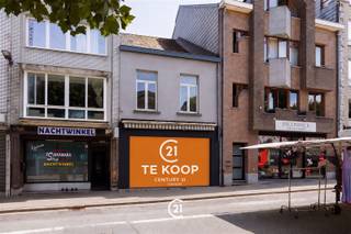 <p>Projectgrond in het centrum van Zottegem!</p><p>Langs de Heldenlaan vindt u dit pand met een perceeloppervlakte van 390m² en veel mogelijkheden. Het bestaande pand, dat voorheen dienst deed als bloemenwinkel, omvat naast de handelsruimte op het gelijkvloers ook een eerste verdieping en een zolderverdieping. Achteraan bevindt zich een ruime opslag- en werkplaats die doorloopt tot achteraan het perceel. Een extra troef is de doorgang naar de achterliggende straat, Vestenstraat, waardoor het perceel langs twee zijden bereikbaar is.</p><p>Volgens de geldende stedenbouwkundige voorschriften kan hier een project met maximaal vier bouwlagen worden gerealiseerd, waarbij op het gelijkvloers een andere functie dan wonen dient te worden voorzien.</p><p>Interesse? Contacteer ons voor het verkrijgen van bijkomende informatie en/of het inplannen van een bezoek ter plaatse.<br /> </p>