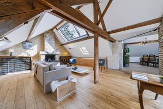 <h1><span>ATYPISCHE WONING & LOFT ±267 M² MET TERRASSEN – COLIGNON / LOUIS BERTRAND</span></h1>
<p><span>WE INVEST Bruxelles-Europe biedt u deze uitzonderlijke eigendom aan, gelegen in de gegeerde wijk </span><strong><span>Colignon – Louis Bertrand</span></strong><span> in Schaarbeek, vlak bij het Josaphatpark.</span></p>
<p><span>Dit geheel van ongeveer </span><strong><span>267 m²</span></strong><span>, ingericht in een voormalig industrieel gebouw, charmeert door zijn spectaculaire volumes, talrijke lichtkoepels, authentieke architectuur en zuidwestgerichte terrassen, waarvan één een prachtig vrij uitzicht biedt over een groen binnengebied.</span></p>
<p><span>De woning is verdeeld over verschillende niveaus:</span></p>
<p><span>• </span><strong><span>Gelijkvloers:</span></strong><span> private koetspoort in blauwe hardsteen, originele elementen, fietsenberging en mogelijkheid tot parkeren aan de voorzijde.</span><br /><span>• </span><strong><span>1e en 2e verdieping:</span></strong><span> polyvalente ruimte van ±28 m² met mezzanine, balkon op de 1e verdieping, douche en toilet.</span><br /><span>• </span><strong><span>2e verdieping:</span></strong><span> prachtige loft van ±152 m², het hart van de woning, met hangende loopbrug, vestiaire, keuken/eetkamer van ±52 m² en kathedraalvormige leefruimte van ±42 m². Authentieke bakstenen, originele dakstructuur, overvloedig natuurlijk licht en talrijke lichtkoepels. Zuidwestgericht terras van ±10 m². Grote suite/kantoorruimte van ±33 m² met dressing en doucheruimte.</span><br /><span>• </span><strong><span>3e verdieping:</span></strong><span> badkamer, wasruimte en bergruimtes.</span><br /><span>• </span><strong><span>Bovenste niveau:</span></strong><span> slaapkamer onder het dak met terras van ±7 m² en een panoramisch uitzicht van 180°.</span><br /><span>• </span><strong><span>Kelder:</span></strong><span> 2 kelders.</span></p>
<p><span>Deze unieke plek werd gecreëerd door de eigenaars, een architect en kunstenaars, en combineert met veel persoonlijkheid </span><strong><span>architectuur, loftgevoel, industriële authenticiteit en wooncomfort</span></strong><span>.</span></p>
<p><strong><span>Belangrijk:</span></strong><span> stedenbouwkundig is de eigendom geregistreerd als </span><strong><span>één eengezinswoning</span></strong><span> en kan ze niet worden opgesplitst.</span></p>
<p><span>Een zeldzame eigendom in Brussel, ideaal voor liefhebbers van lofts, architectuur, uitzonderlijke volumes, natuurlijk licht en karaktervolle woningen, in een van de meest geliefde wijken van Schaarbeek.</span></p>
<p><span>Neem contact met ons op voor het volledige dossier of om een bezoek te organiseren.</span><br /><span>📞 </span><strong><span>Frédéric Top – +32 472 34 44 08</span></strong><br /><span>📧 </span><strong><span>frederic.top@weinvest.be</span></strong></p>