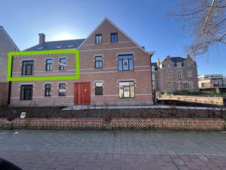 In het prachtige parkdomein Hofke van Meeus aan Deuzeldlaan 19-25 te Schoten werd vooraan een gebouw met 5 nieuwbouwappartementen opgetrokken. Op de eerste verdieping, bereikbaar met lift, links vinden we dit gezellige appartement met 2 slaapkamers en groot terras dat wordt afgewerkt met kwaliteitsvol materiaal.<br />Lichte gezellige woon- eetkamer en halfopen volledig geïnstalleerde keuken. Het ruime terras van 12m² is bereikbaar vanuit de woonkamer en biedt  uitzicht op het majestueuze bomenbestand van de parktuin. Beide lichte slaapkamers en de tussenliggende comfortabele badkamer vervolledigen het appartement. Een handige bergplaats biedt ruimte voor de hedendaagse technieken.<br />Vloerverwarming door middel van warmtepomp, zonnepanelen en verluchtingsmodule zorgen voor een aangenaam binnenklimaat. Het  appartement in dit gebouw beschikt over een ruime privatieve kelderberging bereikbaar via trap of lift.<br />Het gebouw waarin dit appartement ligt werd perfect geïntegreerd in een prachtige (her)aangelegde parktuin met wadi waarvan alle bewoners in het project het genot hebben. De gemeenschappelijke parkeergarage bevindt zich onder het naastliggende gebouw (1 autostaanplaats inbegrepen in de huurprijs). Een makkelijk bereikbare bovengrondse gemeenschappelijke fietsen- en afvalberging vervolledigen het geboden comfort voor de bewoners. De provisie voor de maandelijkse gemeenschappelijke kosten bedragen 150 euro<br />In de vormgeving van zowel gevels als interieur, werd extra aandacht besteed aan een stijlvolle en tijdloze, duurzame afwerking. Beschikbaar vanaf september.<br />Voor verdere informatie kan u ons steeds bereiken op 0473/45.77.37 of via mail info@batimmo-vastgoed.be
