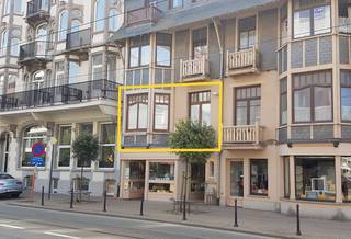 Centraal gelegen appartement op de 1ste verdieping, volledig gerenoveerd, vlakbij het strand en openbaar vervoer.Inkom, woonkamer, keuken, 1...