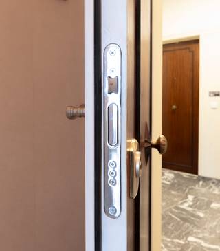 <p>Ontdek dit lichtrijke appartement met 1 slaapkamer en terras in Sint-Pieters-Woluwe, gelegen op de 7de verdieping van een verzorgde residentie met lift en een prachtig uitzicht over Brussel. Dankzij de vlotte verbinding naar het centrum van Brussel en de Brusselse ring, de nabijheid van openbaar vervoer en de campussen van de V.U.B. en U.L.B., geniet je hier van een bijzonder aangename en centrale woonomgeving.</p><p>Het appartement omvat een inkomhal met veiligheidsdeur en vestiaire, een ruime woonkamer met veel natuurlijke lichtinval, een ingerichte keuken, een grote slaapkamer, een badkamer en een afzonderlijk toilet. Daarnaast beschik je over een privatieve kelder en het gebruik van een mooie gemeenschappelijke tuin.</p><p>Dit instapklare appartement werd gerenoveerd in 2007 en is momenteel vrij van gebruik. Mogelijkheid tot aankoop van een ruime garagebox.</p><p><u>Interesse?</u><strong><u> Eerste bezoeken tijdens onze Avant Première op woensdag 13 mei en vrijdag 15 mei 2026.</u></strong></p><p>Plan uw bezoek nu via onze website van Living Stone of neem contact op via 0474/03.26.38 !<br />Documenten te raadplegen onder "downloads".<br /><br />Deze prijs is een richtprijs.</p><p></p><p>EPC Klasse E+ – 228kWh/m².</p>