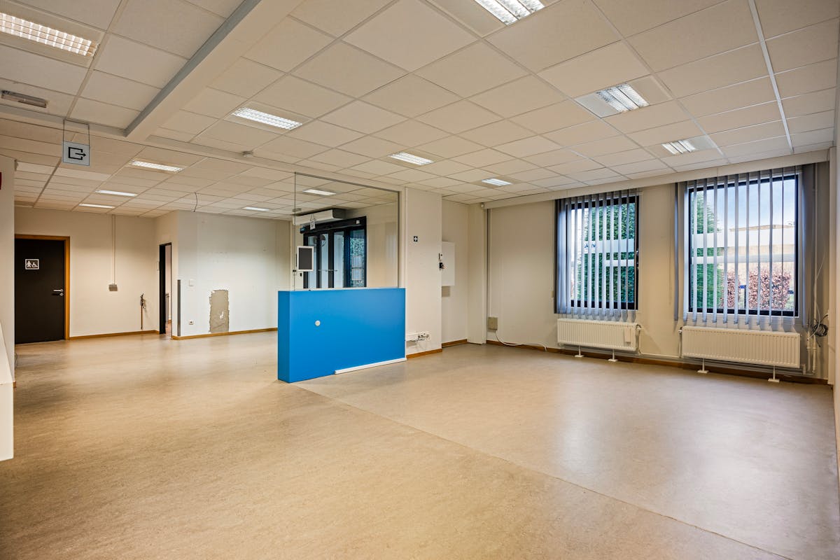 Propriété commerciale (700 m²) à louer dans un emplacement privilégié à Saint-Trond - photo 5