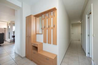 <p>Deze moderne penthouse in een recent gebouw (2004) is gelegen in een residentiële wijk in Anderlecht en biedt een bewoonbare oppervlakte van maar liefst 144m². De lichtrijke woonkamer van 34m² sluit perfect aan op de eetkamer (20 m²) en de moderne halfopen keuken (11 m²), volledig uitgerust met kwalitatieve toestellen. Deze leefruimtes bieden toegang tot het zuidwestgerichte terras. Verder beschikt u over 3 slaapkamers (20m², 13m² en 9m² + mogelijkheid tot een 4e slaapkamer van 8m²) waarvan 1 met balkon, ideaal voor een rustige ochtendkoffie. De penthouse telt ook een apart toilet en een ruime berging/wasplaats. De badkamer is voorzien van een wc, dubbele wastafel, douche en ligbad. Drie afgesloten garages beschikbaar, optioneel aan te kopen voor €35.000/garage – een unicum in de buurt! Het appartement is uitstekend gelegen, vlakbij openbaar vervoer, Vijverspark én met vlotte verbindingen naar het centrum van Brussel. EPC: E.</p>
<span></span>
<p></p>