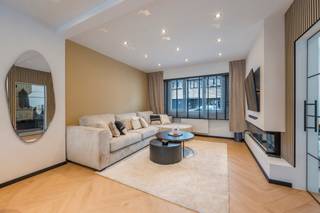 zoek naar een charmante woning in Burcht?<br />Lees hier dan zeker even verder!<br /><br />Het EPC, de goede staat van deze woning en de grote tuin/terras zijn de pluspunten die we hier terug vinden.<br /><br />GLVL: langs de inkomhal (4m²) met mooie glazen deur, komen we terecht in de aangename leefruimte met lichtrijke, open keuken, die samen 34m² groot zijn. <br /><br />Via het schuifraam krijgen we toegang tot de enorme buitenruimte van maar liefst (34m²)<br />Tuin of terras? U kiest !<br /><br />De knusse badkamer (3m²) beschikt over een douche, een enkele wastafel en een toilet.<br /><br />1steV: hier vinden we 2 slaapkamers (9m² en 7m²) met een ruime nachthal (12m²) waar plaats is voor een dressing of een leeshoek<br /><br />2deV: via de vlizotrap bereiken we de zolder (15m²) waar reeds een raam aanwezig is, indien dit ook gebruikt zou worden als extra slaapkamer<br /><br />Bent u nieuwsgierig en komt u graag eens kijken ?<br />Contacteer dan nu uw makelaar voor een bezichtiging !