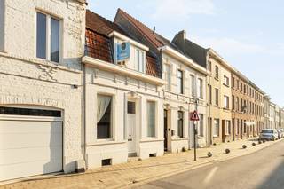 <strong>Te koop: op te frissen woning met ruim potentieel en terras aan het water in Kortrijk</strong><br /><br />Vlak bij het <strong>centrum van Kortrijk </strong>bevindt zich deze ruime woning met veel potentieel en een terras met <strong>zicht op het water.</strong><br /><br />Wat maakt dit pand uniek?<br />Op het gelijkvloers vind je een <strong>open leefruimte</strong>, een ruime keuken, kelder, badkamer, berging en een <strong>grote garage</strong>. Achteraan geniet je van een <strong>groot terras aan het water</strong>. De eerste verdieping telt <strong>vijf slaapkamers</strong>, waarvan drie boven de woning en twee boven de garage.<br />De <strong>zolder</strong> biedt bovendien <strong>ruimte</strong> voor extra kamers na verdere afwerking.<br /><br />Voor wie is dit ideaal?<br />Ideaal voor gezinnen of renovatiezoekers die een ruime stadswoning zoeken op een centrale locatie, met een unieke buitenruimte.<br /><br />Te koop via Immo Beguin, jouw vastgoedexpert sinds 2009.<br />Met kantoren in Ronse, Waregem, Kortrijk, Deinze, Doornik en Lessines.<br />Bezoek na afspraak met denis@immobeguin.be
