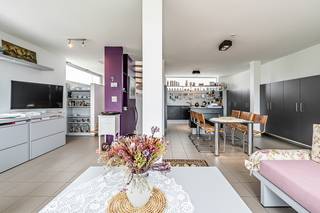 <p><strong>Unieke, strakke halfopen bebouwing</strong> met zuidgerichte tuin op toplocatie nabij het centrum van Roeselare.<br /><br />Op zoek naar een eigentijdse woning met een doordachte indeling, <strong>veel lichtinval en een uitstekende ligging</strong>? Dan is deze unieke halfopen bebouwing beslist een bezoek waard.<br />De woning is ontworpen volgens een <strong>modern woonconcept</strong> waarbij de <strong>leefruimte</strong> zich op de <strong>eerste verdieping</strong> bevindt. Hierdoor geniet u dagelijks van een uitzonderlijke lichtinval en een aangenaam gevoel van ruimte. De open keuken vloeit naadloos over in de stijlvolle woonkamer, die bovendien is uitgerust met tal van <strong>praktische inmaakkasten</strong>.<br /><br />Op het gelijkvloers bevindt zich de inkomhal, een gastentoilet, een garage, een berging en een <strong>polyvalente ruimte die perfect kan dienen als atelier, bureel of derde slaapkamer</strong>.<br /><br />De tweede verdieping beschikt over twee volwaardige slaapkamers, een badkamer en biedt bovendien toegang tot een buitenruimte.<br /><br />Buiten geniet u van een volledig<strong> <em>zuidgerichte, onderhoudsvriendelijke tuin</em></strong> met tuinhuis, ideaal om de hele dag van de zon te genieten. Daarnaast beschikt de woning over een private oprit. Extra comfort wordt geboden dankzij de aanwezige zonneluifel en zonnescreens.<br /><br />Gelegen op een perceel van 421 m², op een bijzonder centrale locatie en op korte afstand van het centrum van Roeselare, winkels, scholen en belangrijke invalswegen, combineert deze woning modern wooncomfort met een uitstekende bereikbaarheid.<br /><br /><u><em>Troeven:</em></u><br />- Unieke architectuur met leefruimte op de eerste verdieping<br />- Zeer lichtrijke woonkamer met open keuken<br />- Praktische inmaakkasten<br />- Mogelijkheid tot 3 slaapkamers<br />- Zuidgerichte, onderhoudsvriendelijke tuin met tuinhuis<br />- Garage en private oprit<br />- Zonneluifel en zonnescreens<br /><br />Benieuwd naar deze unieke woning? Contacteer Domicill Vastgoed vandaag nog en plan uw bezoek in!<br /> </p>