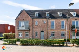 Op een uitstekende locatie in Sint-Katelijne-Waver bevindt zich dit gelijkvloers appartement met 2 slaapkamers en terras. U bevindt zich hier op wandelafstand van winkels, scholen en het openbaar vervoer.<br /><br />We betreden het appartement via de inkomhal met apart gastentoilet. De lichtrijke leefruimte kan u inrichten met een gezellige zithoek en eetplaats. De open keuken is mooi geïntegreerd in het geheel en voorzien van de voornaamste toestellen. Verder beschikt dit gelijkvloers appartement over 2 slaapkamers, berging, badkamer, dewelke voorzien is van een dubbele lavabo en douche. Op het terras kan u steeds in alle rust en privacy genieten van het mooie weer. In de huurprijs is er een garagebox inbegrepen. Geen gemeenschappelijke kosten. <br /><br />Het appartement is onmiddellijk beschikbaar.<br /><br />U dient een bezoekaanvraag in te dienen via het zoekertje op onze website via de knop "vraag bezoek aan".<br /><br />Dit is een uitstekende opportuniteit als u op zoek bent naar een gelijkvloers appartement met terras en garagebox in Sint-Katelijne-Waver. Contacteer ons voor meer informatie of neem een kijkje op www.boonstravastgoed.be<br /><br />Bijzonderheden:<br />- Terras<br />- Centrale ligging<br />- Gelijkvloers appartement