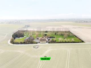 Op slechts een steenworp van de Belgische grens, in het pittoreske Hondschoote, vinden we deze uitzonderlijke hoevewoning terug. Gelegen in Chemin...