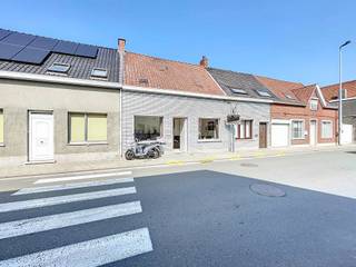 LiggingDeze deels te renoveren woning bevindt zich op wandelafstand van het bruisende centrum van Gavere. Dankzij de vlotte verbinding met de...