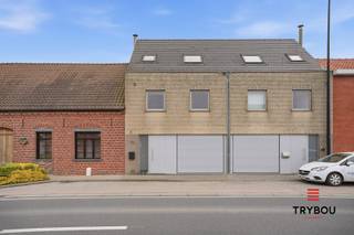 Op zoek naar een ruime gezinswoning met tal van mogelijkheden in een rustige omgeving? Deze gesloten bebouwing gelegen in de Houthulstseweg 48B te Poelkapelle biedt alles wat een gezin nodig heeft!<br /><br />Bij het betreden van de woning word je verwelkomd in een aangename leefruimte die naadloos overgaat in de open keuken. Deze open indeling zorgt voor een ruimtelijk gevoel en maakt het de ideale plek om samen te genieten met familie en vrienden.<br /><br />De woning beschikt over maar liefst vier volwaardige slaapkamers, wat ze bijzonder geschikt maakt voor grotere gezinnen, thuiswerk of hobbyruimtes.<br /><br />Daarnaast is er ook een garage aanwezig, wat zorgt voor extra comfort en praktische opbergruimte. Buiten is er een gezellige tuin met terras. <br /><br />Dankzij de vlotte bereikbaarheid en de rustige ligging vormt deze woning een ideale uitvalsbasis voor wie comfortabel wil wonen in Langemark.<br /><br />Kortom, een woning met ruimte, potentieel en een aangename leefomgeving – zeker een bezoek waard!<br /><br />📞 Interesse? Contacteer Thijs:<br />📲 051 57 54 61<br />📧 thijs@grouptrybou.be<br /> | friedel@grouptrybou.be