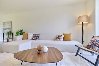 Droomt u van een energiezuinige woning in een groene en rustige omgeving, en toch vlak bij het centrum van Beernem? Deze stapelwoningen combineren comfortabel en kwalitatief wonen met een aangename, kindvriendelijke woonomgeving waar natuur en rust centraal staan.<br /><br />Het project bevindt zich in een groene buurt met twee ruime publieke groenzones, ideaal om te ontspannen, te spelen of gezellig samen te komen met buren. Dankzij de rustige ligging geniet u dagelijks van een aangename leefomgeving, terwijl winkels, scholen en openbaar vervoer toch vlot bereikbaar blijven.<br /><br />Naast een fijne woonplek vormt dit project ook een interessante investering. De combinatie van een gegeerde ligging, de groeiende vraag op de lokale huurmarkt en de duurzame, energiezuinige bouw zorgt voor een stabiele en toekomstgerichte meerwaarde.<br /><br />Als koper krijgt u bovendien volledige inspraak in de afwerking en inrichting, in samenwerking met onze ervaren partnerleveranciers. Zo creëert u een woning die perfect aansluit bij uw stijl en budget.<br /><br /><strong>U heeft de keuze tussen:</strong>
<ul>
<li>een gelijkvloerse stapelwoning met 1 of 2 slaapkamers en een private tuin</li>
<li>een stapelwoning op de verdieping met 3 slaapkamers, bureauruimte en een gezellig terras</li>
</ul>
<br /><strong>Troeven van dit project</strong>
<ul>
<li>Energiezuinig wonen dankzij warmtepomp (lucht/water) en vloerverwarming op het gelijkvloers</li>
<li>Zonnepanelen mogelijk voor extra lage energiekosten</li>
<li>Twee ruime publieke groenzones voor ontspanning en spel</li>
<li>Groene en rustige omgeving, maar toch vlak bij winkels, scholen en openbaar vervoer</li>
<li>Twee parkeerplaatsen inbegrepen in de prijs, waarvan één met optie tot elektrisch laden</li>
</ul>
<br /><strong>Interesse?</strong><br />Neem vandaag nog contact op voor meer informatie of plan een afspraak voor een bezoek ter plaatse.