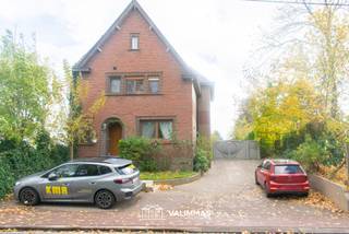 VALIMMAS verhuurt aan de rand van Asse deze gerenoveerde, instapklare woning met apart bijgebouw/studio en grote tuin.... Het gelijkvloers omvat...