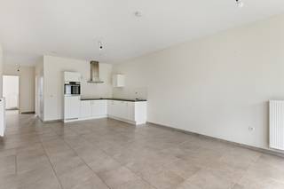 LET OP: uitsluitend bestemd voor bewoners vanaf 65 jaar.<br /><br />Comfortabel en zelfstandig wonen in een groene, rustige omgeving, met zorg en ondersteuning binnen handbereik? Deze moderne assistentieflat bevindt zich in Residentie Zilverlinck, gelegen in de aangename wijk Hoboken Groen Zuid.<br /><br />De flat is gelegen op de eerste verdieping en is vlot bereikbaar met de lift.<br /><br />Bij binnenkomst komt u terecht in een ruime inkomhal met technische berging, voorzien van aansluitingen voor een wasmachine en droogkast. De lichtrijke leefruimte sluit mooi aan op de volledig uitgeruste open keuken met koelkast, oven, vaatwasser, inductiekookplaat en dampkap.<br /><br />Vanuit de leefruimte heeft u toegang tot het gezellige terras, waar u geniet van een aangenaam uitzicht op het groen. Daarnaast beschikt de flat over twee slaapkamers.<br />Een kelderberging kan optioneel worden bijgehuurd voor € 20,65 per maand.<br /><br />Zelfstandig wonen met zorg dichtbij<br />Een belangrijke troef van deze assistentieflat is de combinatie van zelfstandig en comfortabel wonen met de mogelijkheid tot zorg en ondersteuning in de onmiddellijke nabijheid.<br />Residentie Zilverlinck staat in verbinding met het nabijgelegen dienstencentrum Groen Zuid, waardoor zorgverleners eenvoudig ondersteuning kunnen bieden wanneer dat nodig is. Zo geniet u van de privacy en rust van een kleinschalige residentie, terwijl extra dienstverlening en zorg steeds dichtbij zijn.<br /><br />Kostprijs wooncomponent 33.23€/dag wat neerkomt voor 30 dagen op 997€, of voor 31 dagen op1030.23€<br />De extra kost voor het dienstencentrum bedraagt 12.82€/dag wat neerkomt voor 30 dagen op 384.60€, of voor 31 dagen op 397.42€<br /><br />Troeven<br />+ 2 slaapkamers<br />+ Gezellig terras met groen uitzicht<br />+ Moderne, volledig uitgeruste keuken<br />+ Kleinschalige en rustige residentie<br />+ Lift aanwezig<br />+ Zorg en ondersteuning binnen handbereik<br />+ Verbinding met dienstencentrum Groen Zuid<br />+Winkels en restaurants op wandelafstand<br />+Gelegen in de groene wijk Hoboken Groen Zuid<br /><br />Interesse in een bezoek? Neem gerust contact op met VB Vastgoed via 03 337 50 70 of info@vbvastgoed.be.