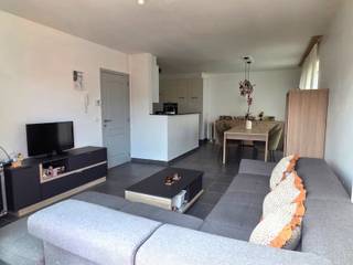 <p>Het appartement is gelegen op de 2<sup>de</sup> verdieping, is een lichtrijk appartement en omvat een zeer ruime living met eetplaats en open keuken en een schuifdeur met toegang tot het gezellig terras.<br />Verder beschikt het appartement over een inkomhal, 3 volwaardige slaapkamers, apart toilet en volledig geïnstalleerde keuken.<br /><br />Ligging: gelegen in een rustige wijk in een doodlopende straat. Op wandelafstand van het station van Denderleeuw, bussen, scholen, winkels en het centrum;<br /><strong>LET OP: ondergrondse staanplaats inbegrepen in de prijs!</strong><br /><br />Enkele troeven:<br />- Energiezuinig (EPC B) en elektriciteit conform <br />- Instapklaar en modern afgewerkt<br />- 3 volwaardige slaapkamers<br />- Mooi terras<br />- Ondergrondse parkeerplaats inbegrepen</p>
<p>Een ideale keuze voor wie comfortabel wil wonen op een strategische locatie tussen Aalst en Brussel. Grijp uw kans en ontdek dit prachtige appartement zelf dat ruimte combineert met licht en een uitstekende ligging!</p>
<p>Geïnteresseerd in dit appartement? Neem contact op met WSB-Immo via 0479 09 09 09 of via www.wsb-immo.be.</p>