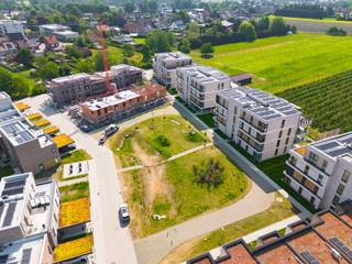 <p><strong>DROOM JIJ VAN JE EIGEN HUIS?<br /></strong><strong>Kom wonen in de PERENSTRAAT of aan het KERSENPAD in Oud-Turnhout!<br /><br /></strong></p>
<p><strong><em>We zetten volop in op groenbeleving, gemeenschappelijke ruimte in combinatie met voldoende privacy, het welzijn en leefcomfort van de bewoners.<br /><br /></em></strong></p>
<p><u>We starten de verkoop van 11 grondgebonden BEN woningen, met 3 of 4 slaapkamers,</u> 1 of 2 badkamers, een gezellige tuin met terras en tuinberging en een ondergrondse parkeerplaats in een prachtig autoluw woonerf.<br /><br /></p>
<p><strong><em><u>Indelingen</u></em></strong><br />- het gelijkvloers:<br />de inkomhal met gastentoilet - de "doorzon" leefruimte met zicht op de omheinde tuin - de open leefkeuken met kookeiland - de berging<br />- de verdieping:<br />3 volwaardige slaapkamers – een grote badkamer met een ligbad, douche, toilet en dubbele wastafel – de nachthal met lichtkoepel en een 2e berging<br /><br /></p>
<p>De 4-slaapkamerwoningen hebben een vaste trap naar de 2e verdieping met daarin de 4<sup>de</sup> slaapkamer, de dressing, het dakterras, en indien gewenst een 2e badkamer.<br /><br /></p>
<p>De tuin is omheind met draad, wordt ingezaaid met gras en is voorzien van een terras en tuinberging. Achteraan is een poortje, handig voor fietsers en het wegbrengen tuinafval en parkeren, dat doe je ondergronds.<br /><br /><strong><em><u>Technieken en afwerking</u></em></strong><br />- Een gegarandeerd E-peil tussen 10 en 20<br />- Hoogwaardige isolatie - een warmtepomp voor vloerverwarming + koeling - zonnepanelen, superisolerende beglazing, ventilatiesysteem D, groendaken - regenwaterrecuperatie<br /><br /></p>
<p><strong><em><u>Prijzen</u></em></strong><br />De 3-slaapkamerwoning met aangelegde tuin + tuinberging bieden we aan vanaf 304.000 EUR, excl. kosten en parking.<br /><br /></p>
<p>De 4-slaapkamerwoning met aangelegde tuin + tuinberging bieden we aan vanaf 374.000 EUR, excl. kosten en parking.<br /><br /></p>
<p><strong>Vb: De totaalprijzen inclusief BTW, registratierechten, aktekosten, volledige afwerking, technieken, en parking <u>starten vanaf</u> +/- 393.000 EUR. <br /><br /></strong> Bel ons nu voor een afspraak!<br /><br />De werken zijn volop aan de gang en de oplevering staat gepland in het voorjaar van 2027. Nu heb je nog inspraak in de afwerking.<br />Het bouwen van deze woningen is met toepassing van de <strong>wet Breyne</strong>.</p>
<p><strong> </strong></p>