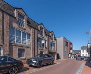 <p>Op zoek naar een instapklare woning met veel lichtinval, moderne afwerking en een ruim terras? Dan is deze prachtige duplex zeker een bezoek waard.</p><p>Deze recente woning biedt een perfecte combinatie van comfort, ruimte en hedendaagse afwerking en met een praktische indeling. De lichtrijke leefruimte met grote raampartijen sluit perfect aan op de eetplaats en de volledig uitgeruste open keuken. Dankzij de open indeling geniet u van een ruim en gezellig woongevoel.</p><p>De woning beschikt over:</p><p>3 volwaardige slaapkamers<br />ruime en lichtrijke leefruimte<br />moderne open keuken met alle toestellen en kookeiland<br />stijlvolle badkamer<br />2 afzonderlijke gastentoiletten<br />groot zonnig terras (40 m²)<br />airconditioning<br />energiezuinige afwerking EPC label B met slechts 120 kWh/m²<br />private berging<br />Aparte garage met elektriciteit en autom. poort kan mee worden aangekocht mits een meerprijs van € 20.000.</p><p>Het zuid-west gelegen groot dakterras van 40 m² en vormt een echte meerwaarde en biedt alle comfort om in alle rust buiten te genieten.</p><p>Gelegen in een rustige en verzorgde omgeving, vlakbij winkels, openbaar vervoer, scholen en belangrijke invalswegen.</p><p>Stedenbouw in aanvraag. Pas vernieuwd, snel beschikbaar en met conform elektriciteitsattest.</p><p>Dit is geen aanbod, alle informatie is steeds onder voorbehoud van materiële vergissingen en/of wijzigingen.</p>
